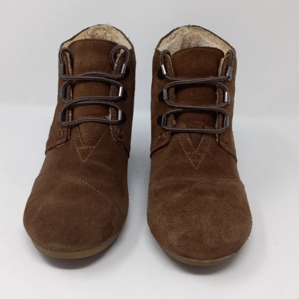 TOMS Shearling Lining Desert Suede Wedge Bootie size 8.5 Chestnut Brown EUC